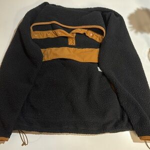 Carhart fleece pullover lightly used no markings.